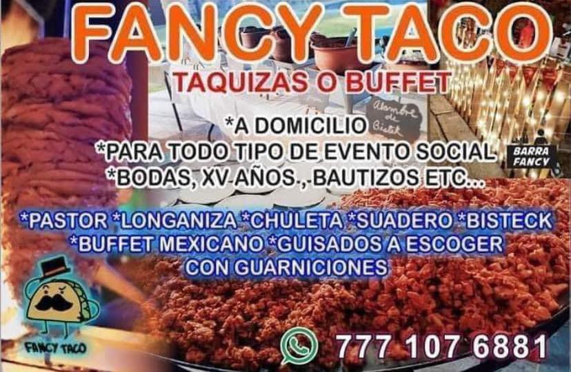Barra de guarniciones FANCY TACO con cilantro, cebolla, piña, pepino, limones y salsas.